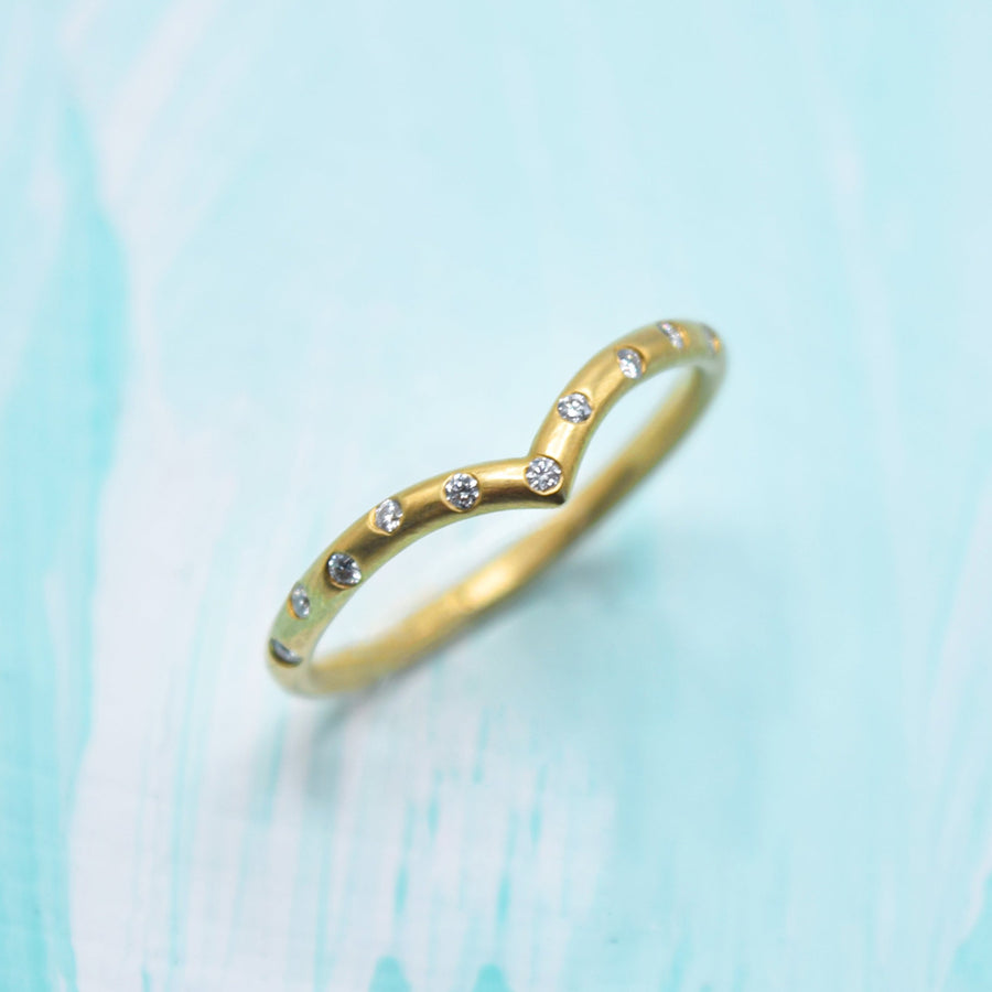 Annie Fensterstock Gold & Scattered Diamond V-Shaped Ring